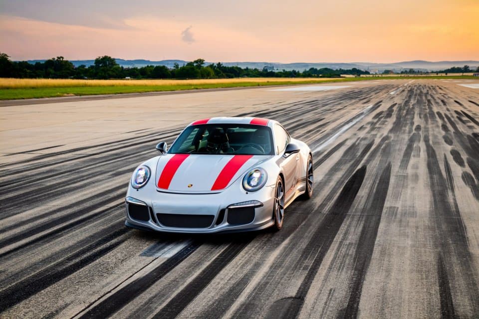 Porsche 911R vyfocené zepředu na letištní dráze
