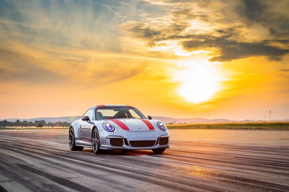 Porsche 911R vyfocené při západu slunce na letištní dráze