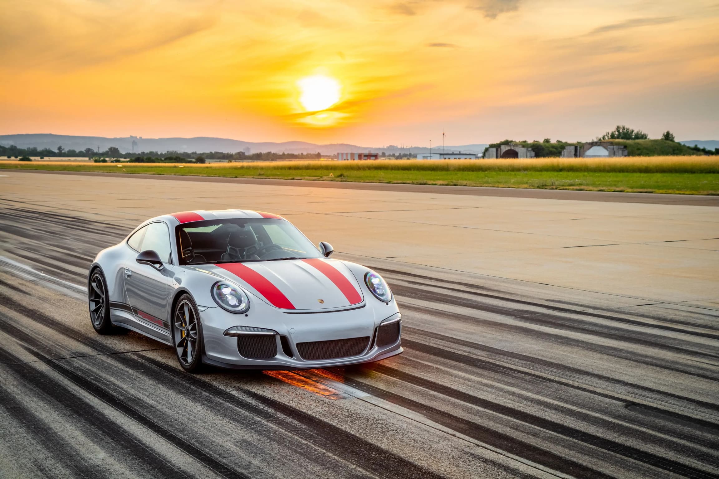 Porsche 911R vyfocené na letištní dráze