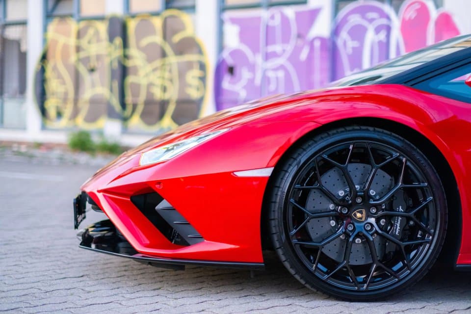 Detailní záběr na přední část vozu Lamborghini Huracán EVO RWD Spyder