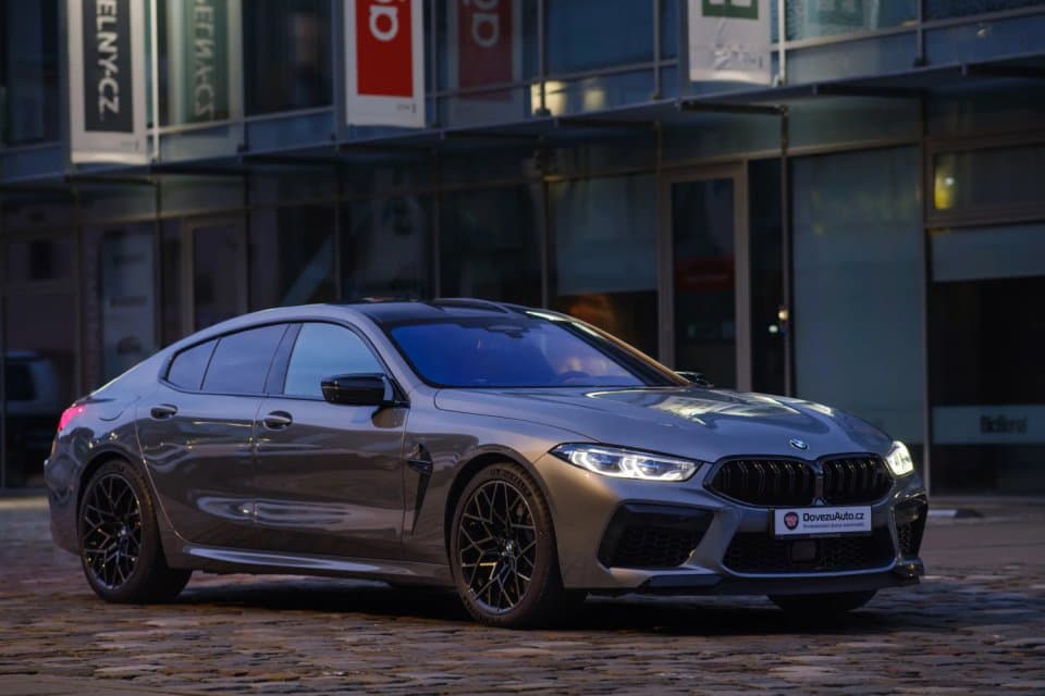 BMW M8 Competition Gran Coupé vyfocené zboku městském komplexu