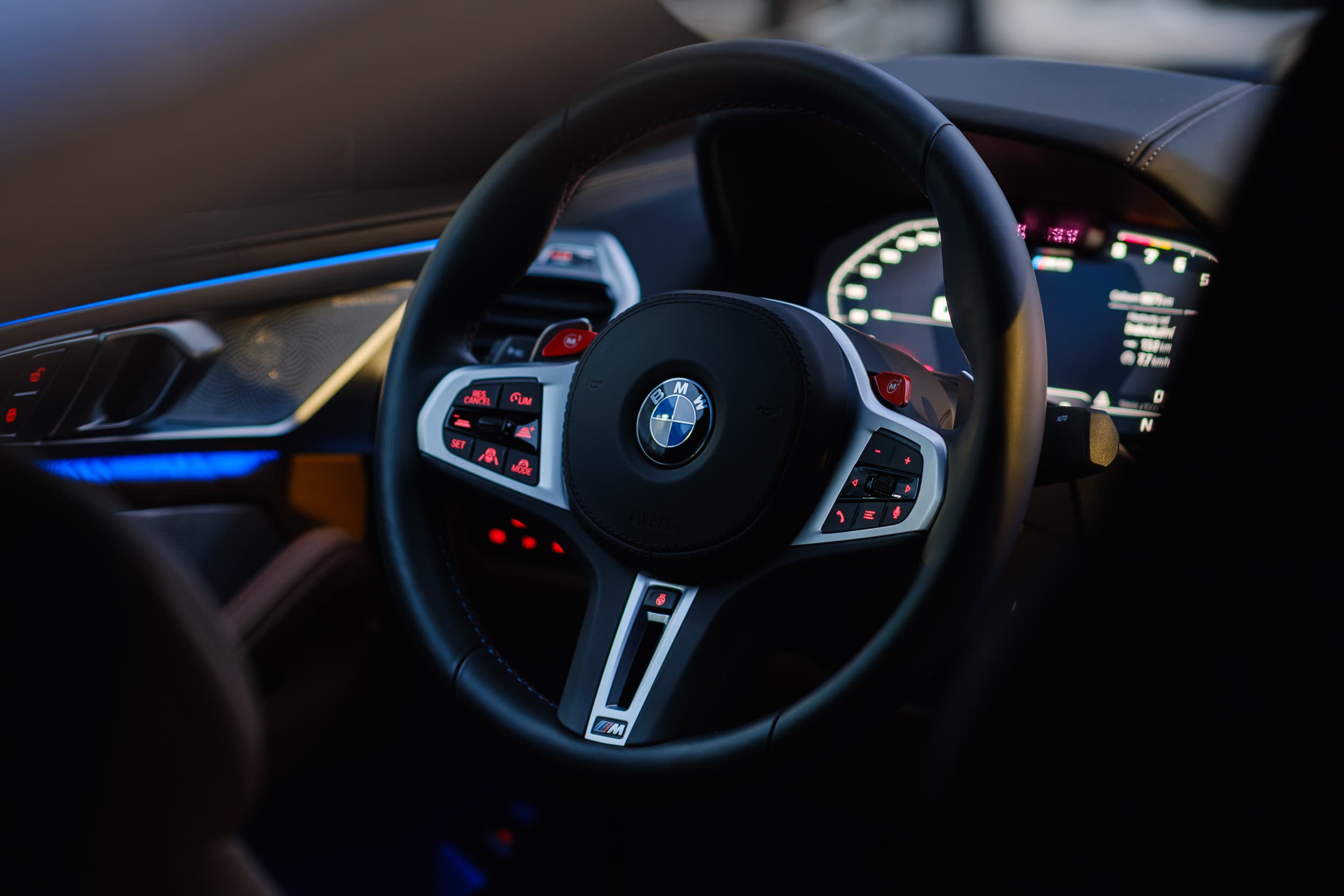 Detailní záběr na volant BMW M8 Competition Gran Coupé