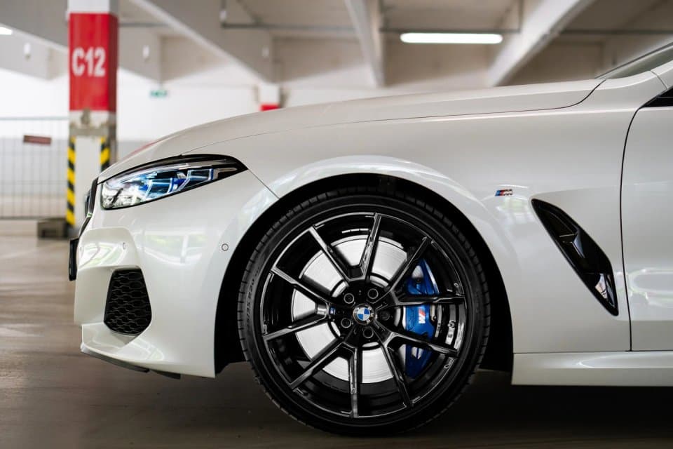 Detailní záběr na přední kolo BMW M850i