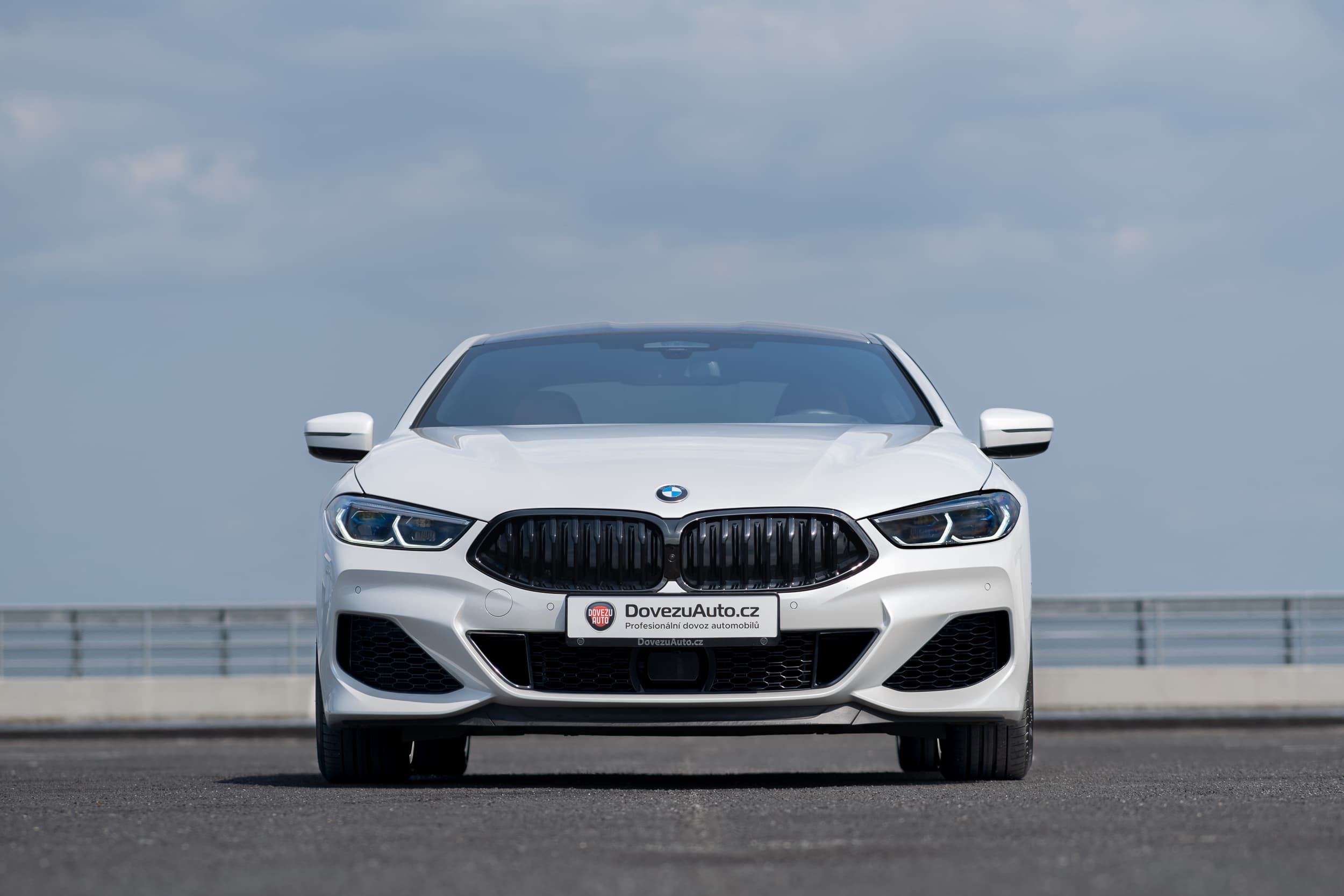 BMW M850i vyfocené zepředu na parkovišti