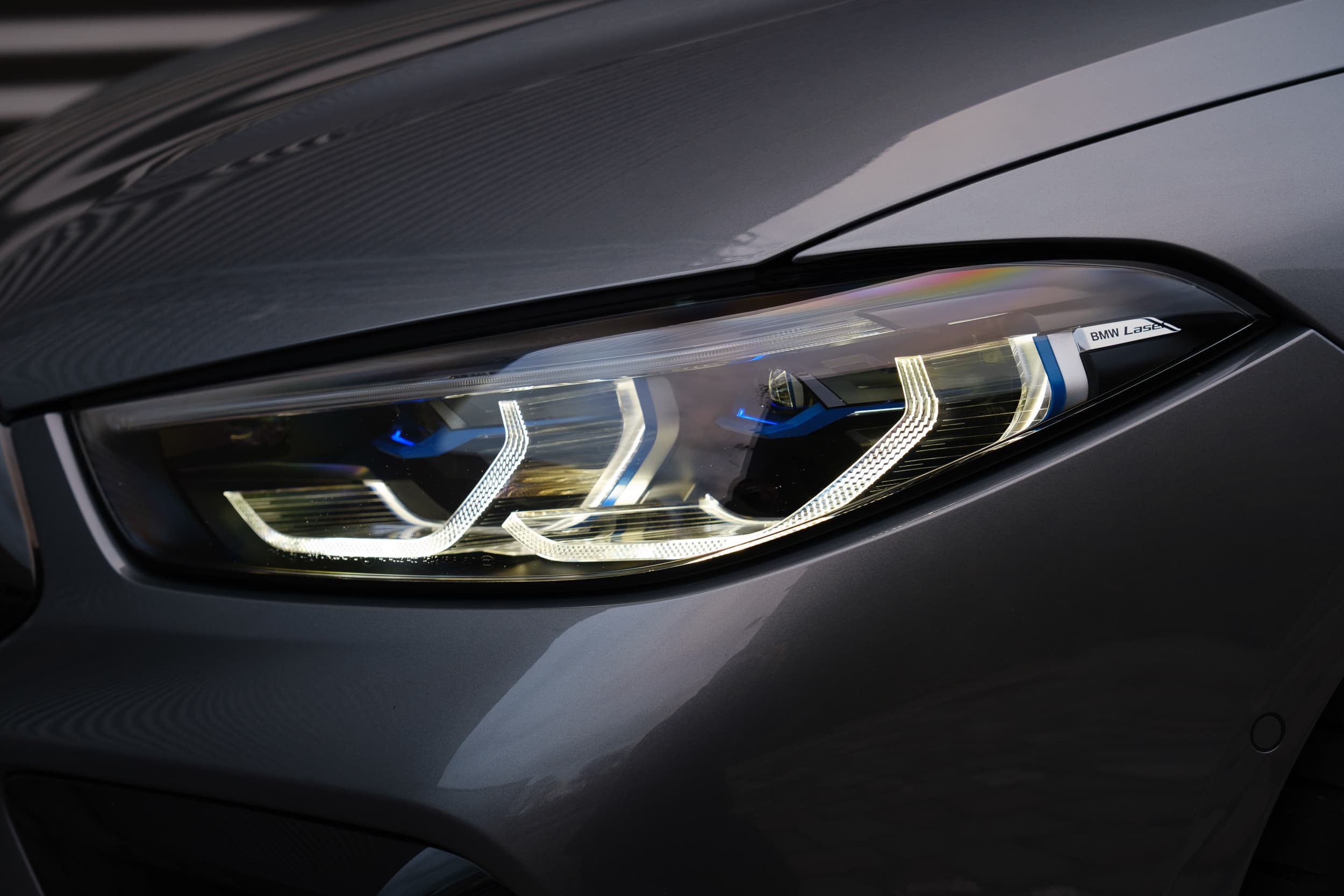 Detailní záběr na přední světlo BMW M8 Competition Gran Coupé