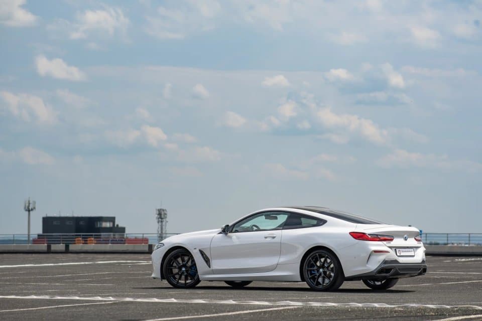 BMW M850i vyfocené z boku na parkovišti