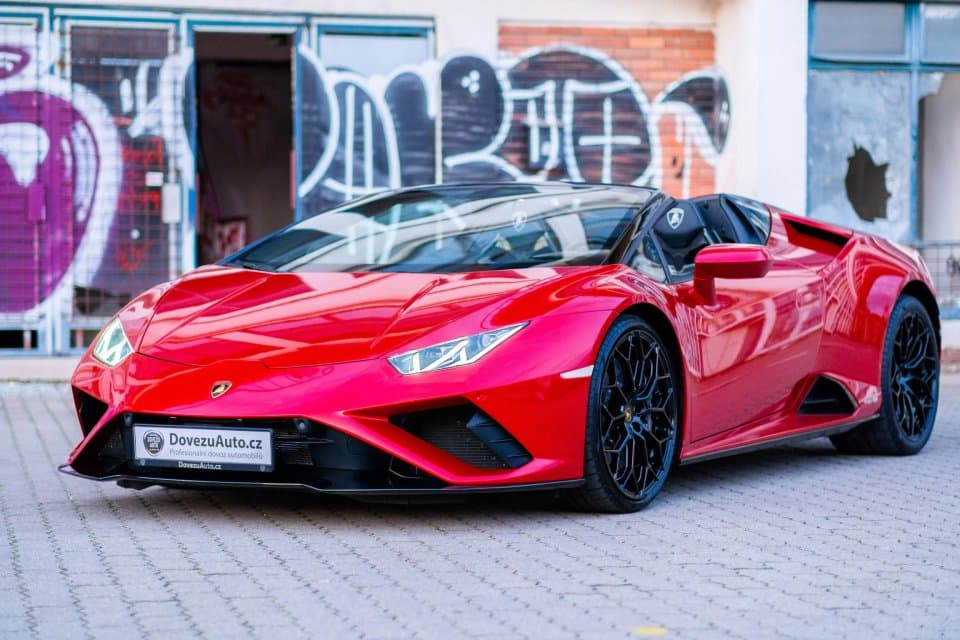 Lamborghini Huracán EVO RWD Spyder se staženou střechou vyfocené zepředu