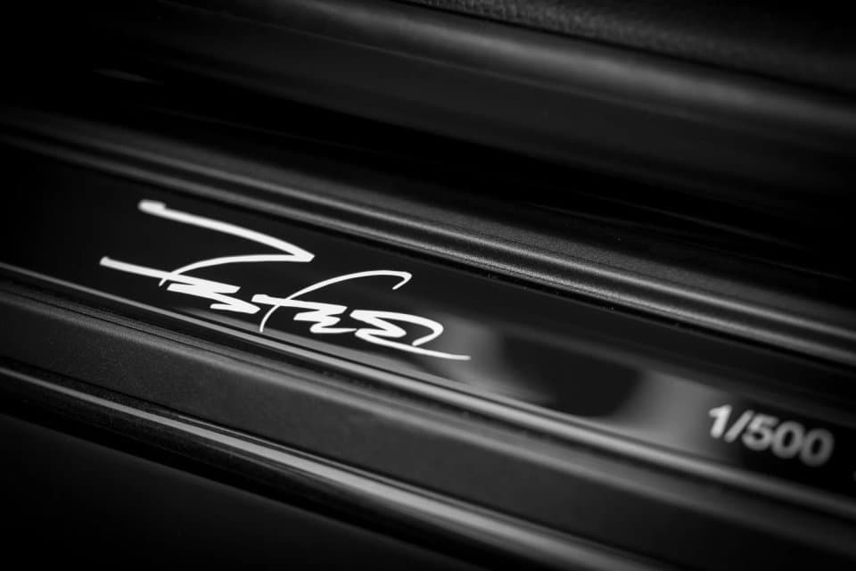 Detailní záběr na nápis "Futura" vozu BMW M2 Competition Futura