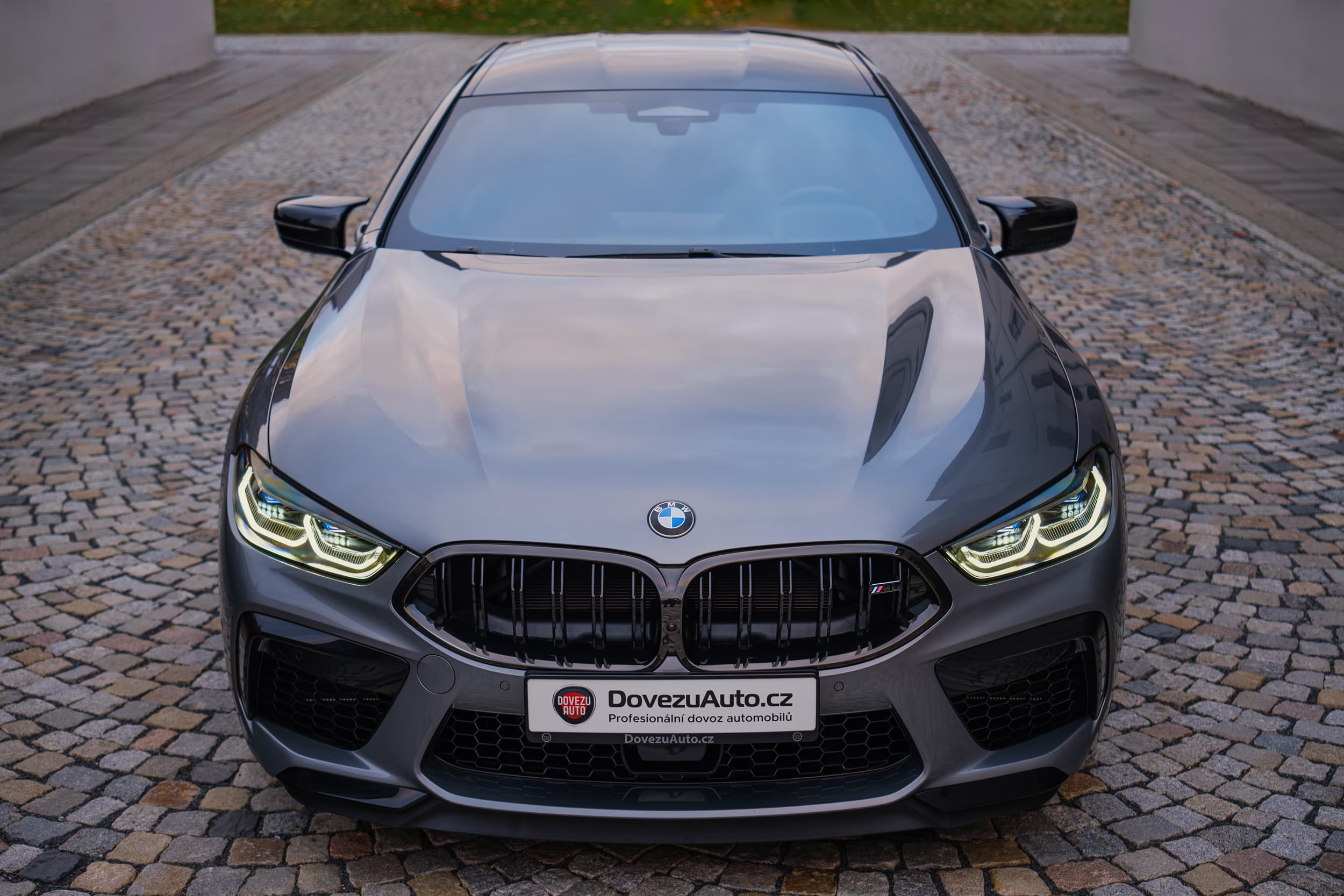 BMW M8 Competition Gran Coupé vyfocené zepředu