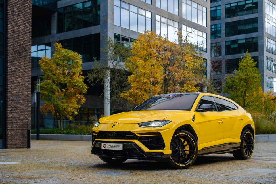 Žluté Lamborghini Urus dovezené z Německa focené v moderním městském komplexu
