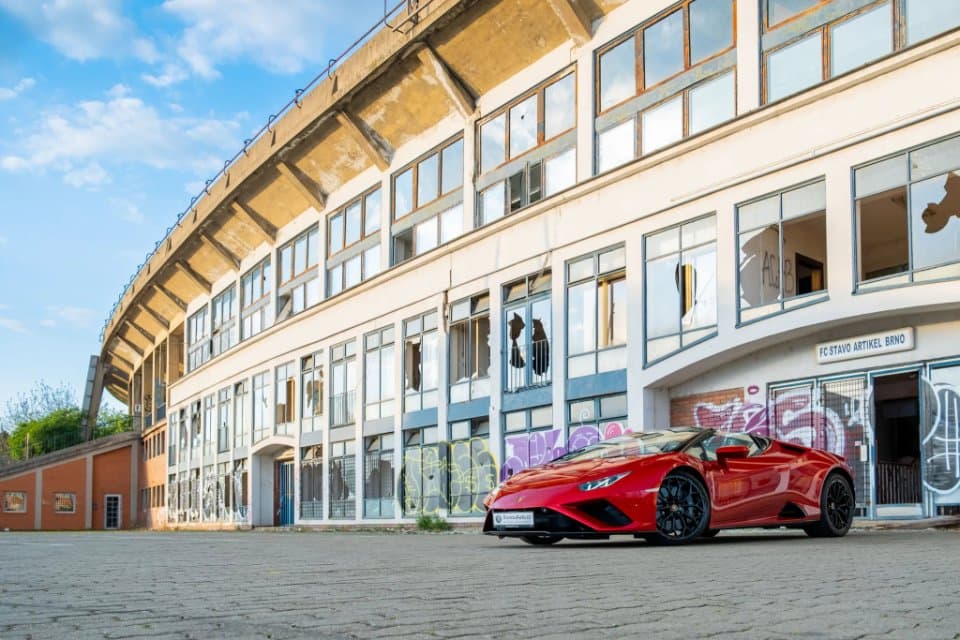 Lamborghini Huracán EVO RWD Spyder dovezené z německa s pozadím sterého stadionu