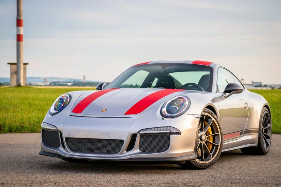 Porsche 911R vyfocené na letištním prostoru