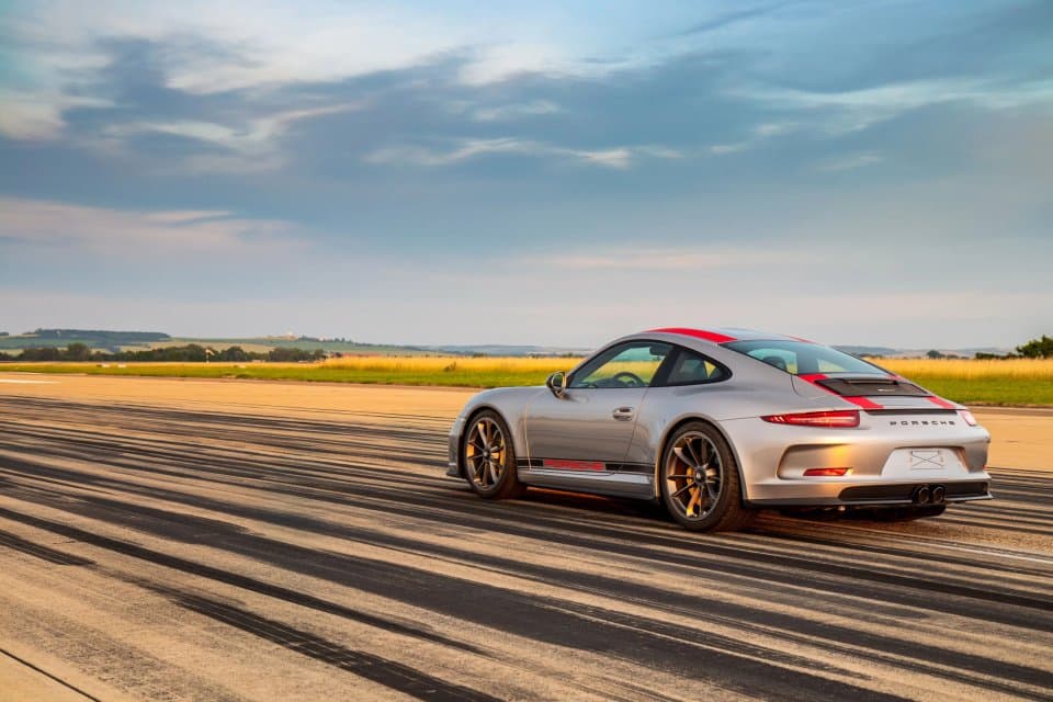 Porsche 911R vyfocené zezadu na letištní dráze