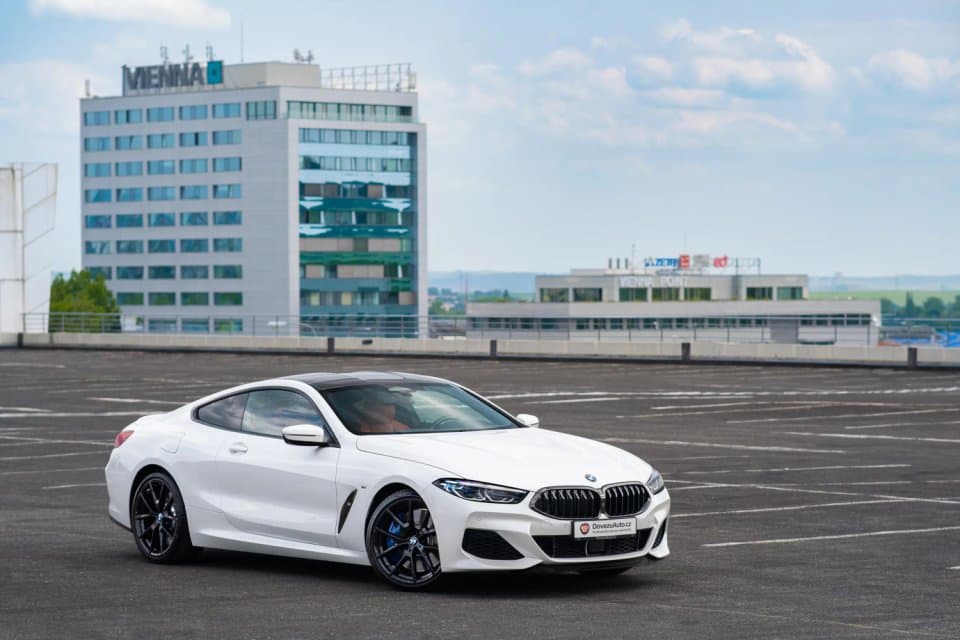 BMW M850i vyfocené zepředu a z boku na parkovišti
