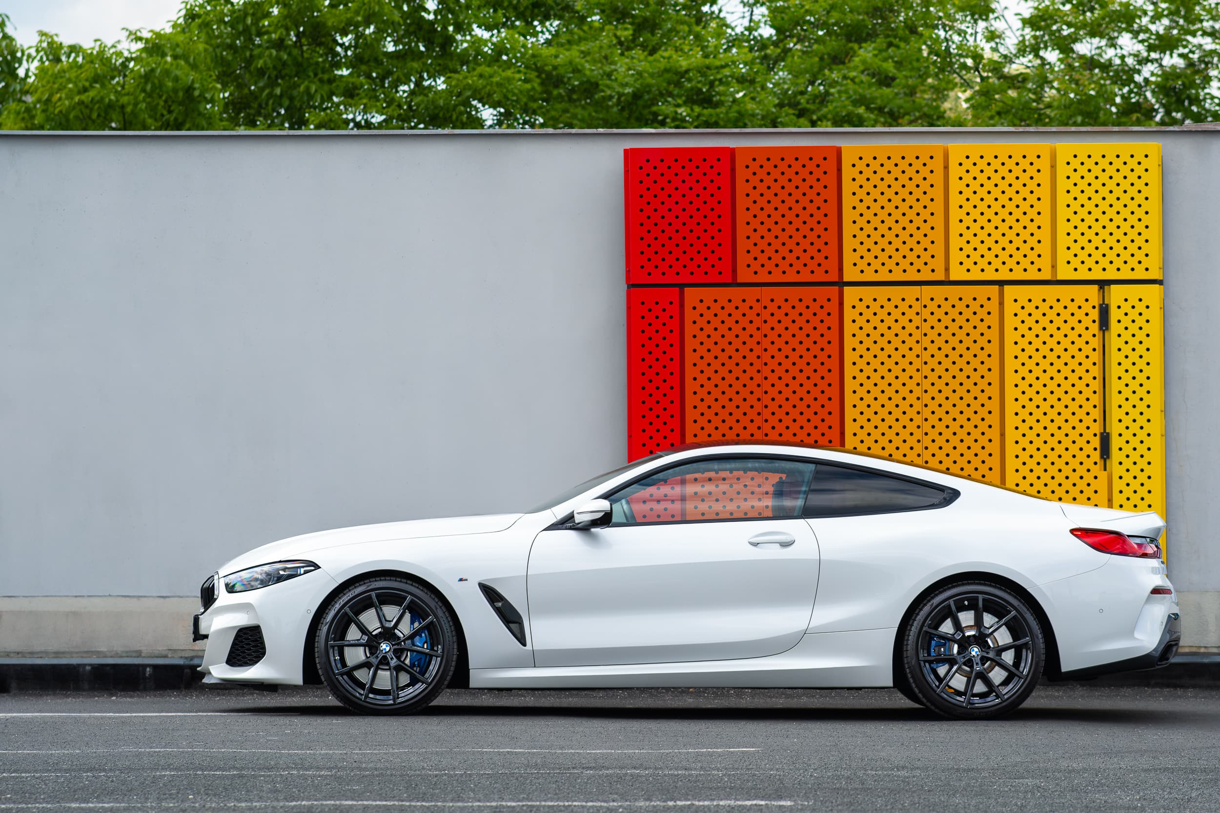 BMW M850i vyfocené zboku na parkovišti