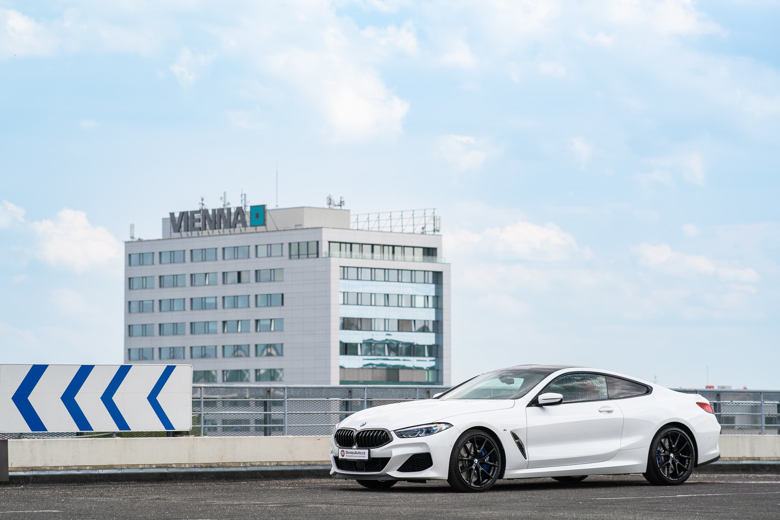 BMW M850i vyfocené zboku na parkovišti