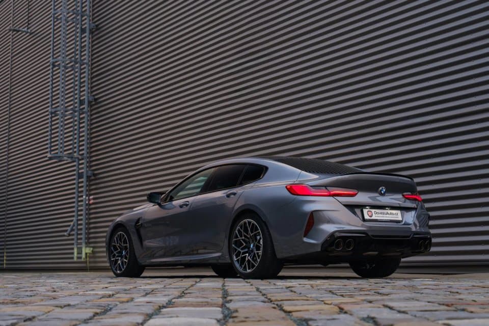 BMW M8 Competition Gran Coupé vyfocené zezadu