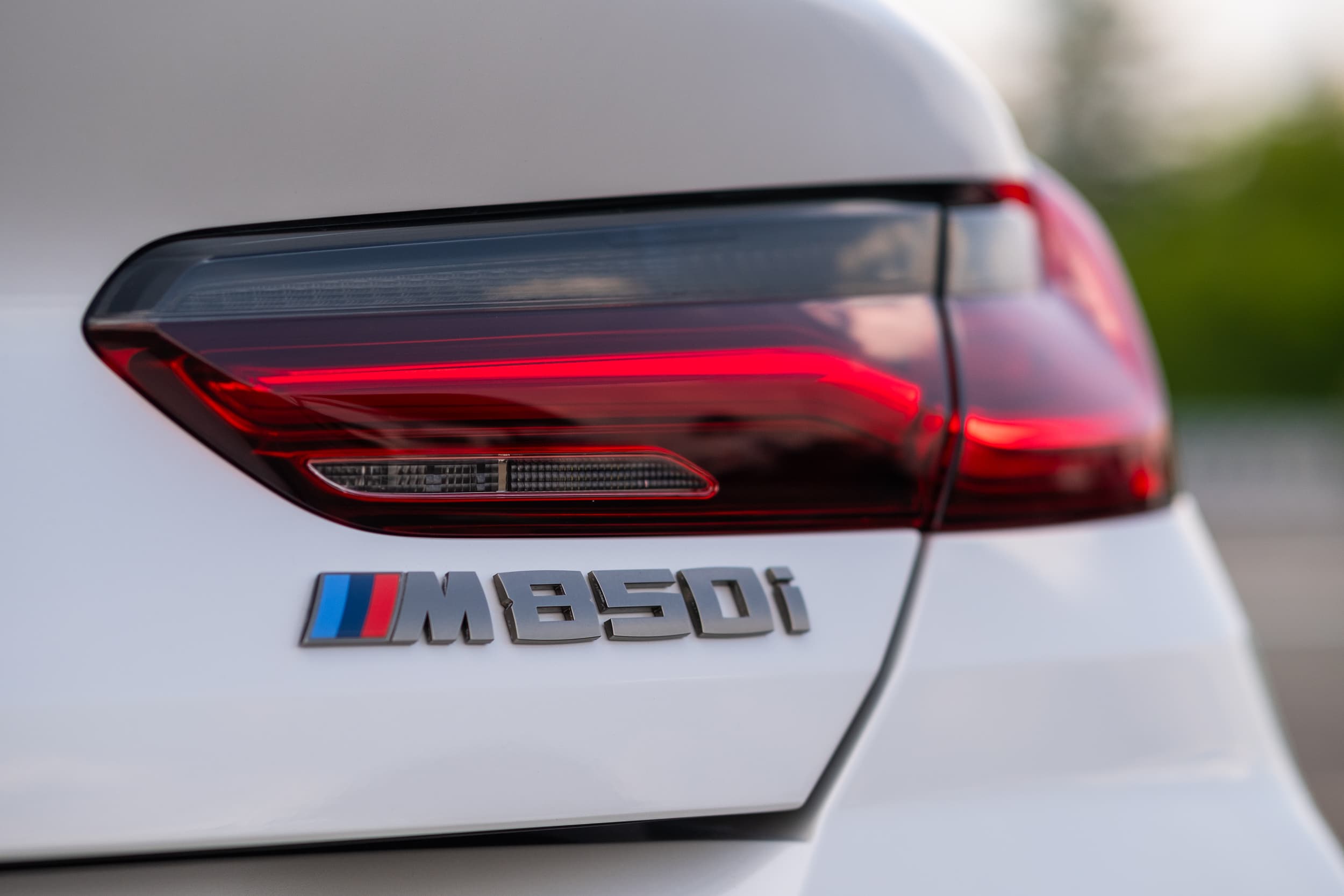 Detailní záběr na nápis "M850i" pod zadním světlem