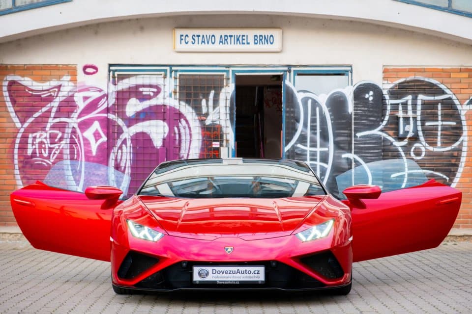Lamborghini Huracán EVO RWD Spyder s otevřenými dveřmi s pozadím staré budovy