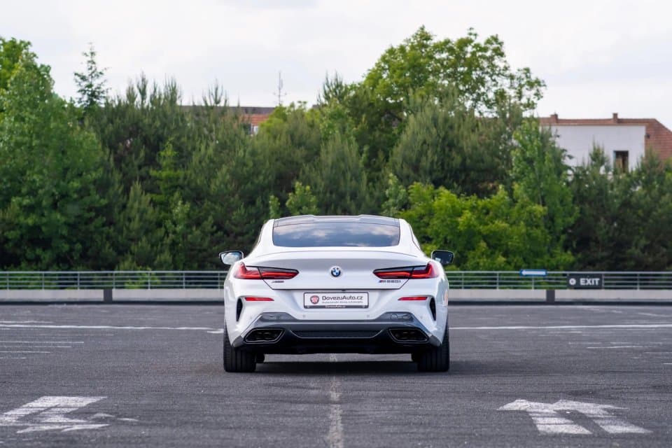 BMW M850i vyfocené zezadu na parkovišti