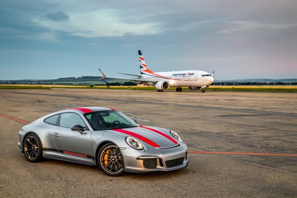 Porsche 911R Nr.511 vyfocené na letištní dráze v pozadí s letadlem
