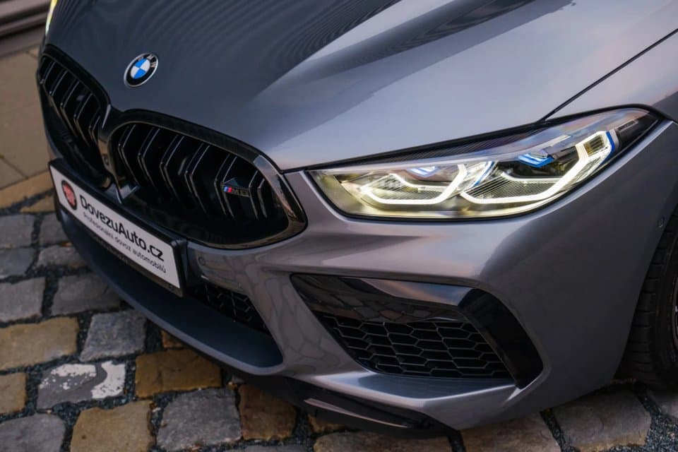 Detailní záběr na přední část BMW M8 Competition Gran Coupé