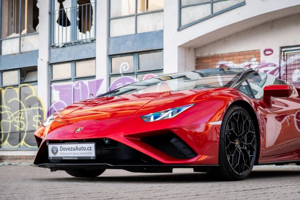 Lamborghini Huracán EVO RWD Spyder s detailem na přední část vozu v pozadí se starou budovou